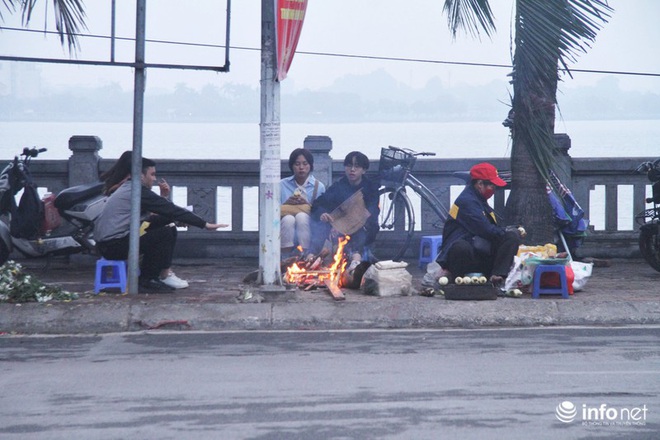 Người dân Hà Nội co ro đốt lửa sưởi ấm trong tiết trời mưa phùn gió rét cuối năm - Ảnh 2.