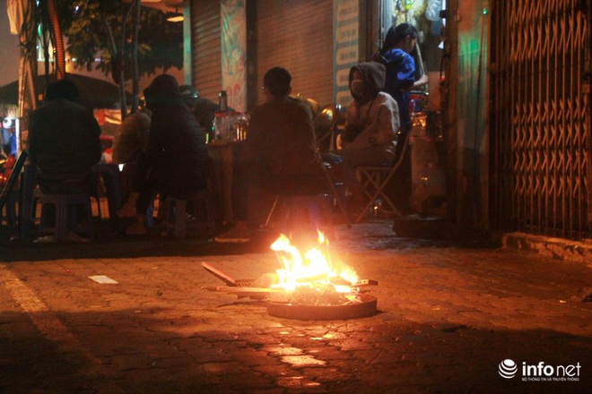 Người dân Hà Nội co ro đốt lửa sưởi ấm trong tiết trời mưa phùn gió rét cuối năm - Ảnh 6.