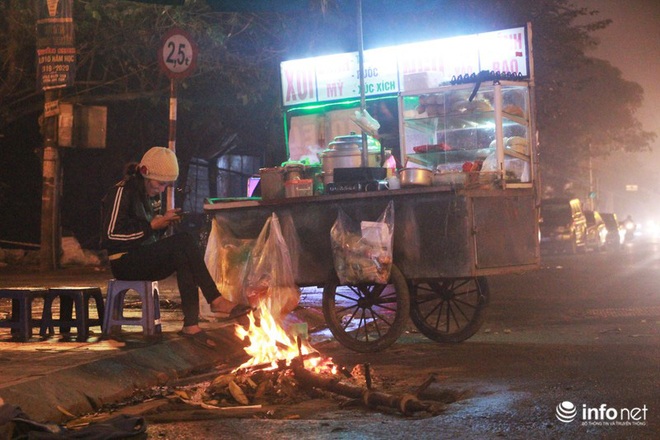 Người dân Hà Nội co ro đốt lửa sưởi ấm trong tiết trời mưa phùn gió rét cuối năm - Ảnh 9.