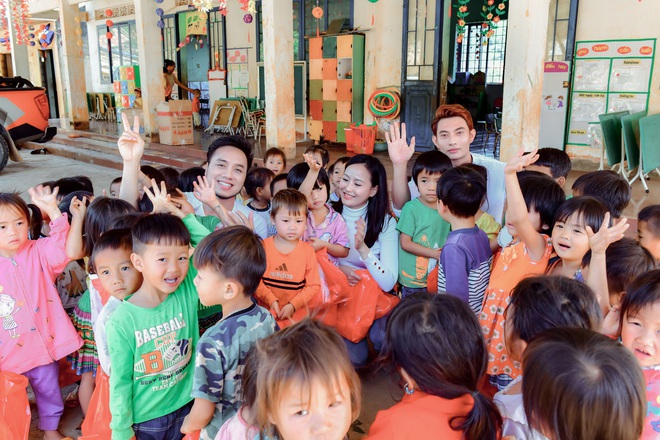 Quán quân Mister Việt Nam cùng hoa hậu Khánh Ngân thăm 8 cô giáo đứng lớp không lương - Ảnh 4.