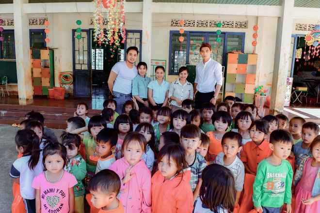 Quán quân Mister Việt Nam cùng hoa hậu Khánh Ngân thăm 8 cô giáo đứng lớp không lương - Ảnh 9.