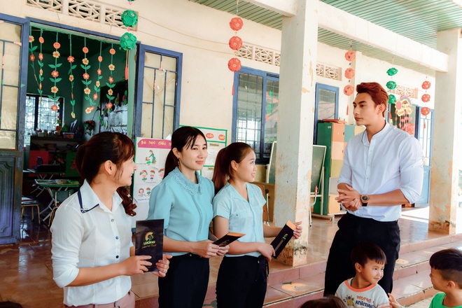 Quán quân Mister Việt Nam cùng hoa hậu Khánh Ngân thăm 8 cô giáo đứng lớp không lương - Ảnh 2.