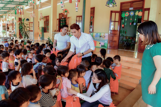 Quán quân Mister Việt Nam cùng hoa hậu Khánh Ngân thăm 8 cô giáo đứng lớp không lương - Ảnh 3.