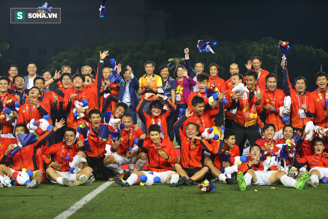 Tạo kì tích ở SEA Games, tuyển nam nữ Việt Nam nhận món quà đầy ý nghĩa - Ảnh 1.