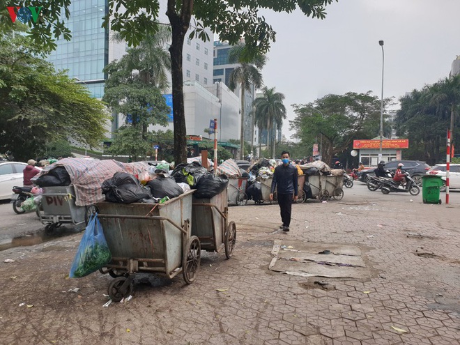 Rác thải ùn ứ ở nội thành Hà Nội sau khi dân Sóc Sơn chặn xe rác - Ảnh 11.