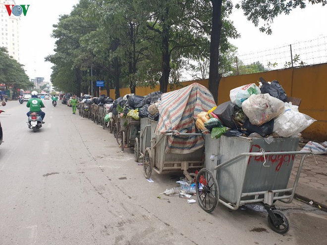 Rác thải ùn ứ ở nội thành Hà Nội sau khi dân Sóc Sơn chặn xe rác - Ảnh 14.