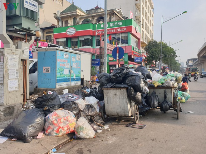 Rác thải ùn ứ ở nội thành Hà Nội sau khi dân Sóc Sơn chặn xe rác - Ảnh 16.
