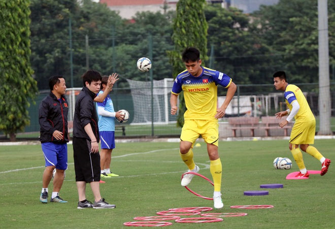 Lộ diện danh tính trợ lý ngôn ngữ mới của HLV Park Hang-seo tại VCK U23 châu Á 2020 - Ảnh 1.