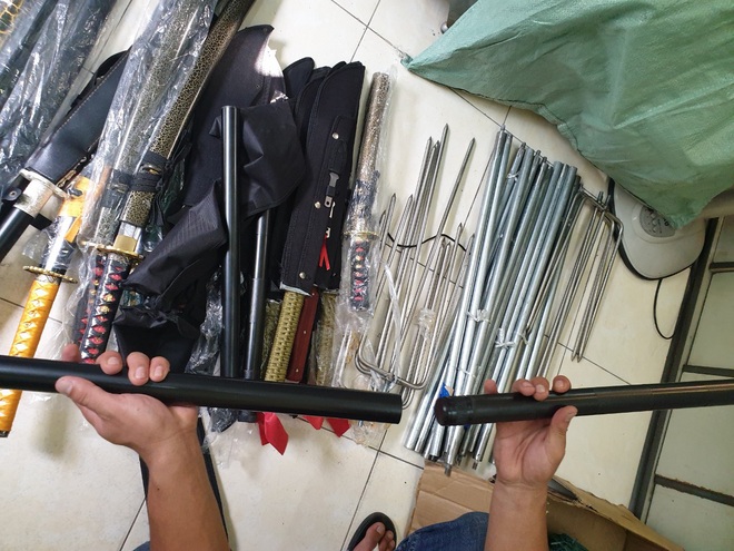 Bắt giữ nhiều đối tượng mua bán, tàng trữ ma túy, súng, hung khí và công cụ hỗ trợ ở Sài Gòn - Ảnh 2.