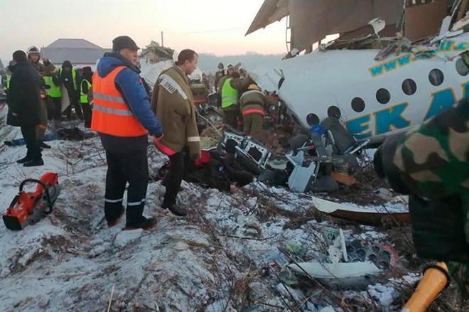 Kazakhstan: Máy bay chở 100 người đâm vào nhà dân, rơi vỡ nát thân - Ít nhất 15 người thiệt mạng - Ảnh 4.