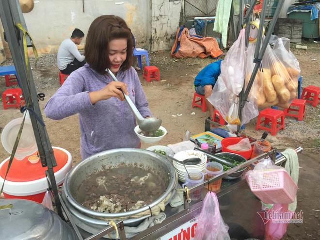 Người Sài Gòn dậy từ mờ sáng, đi chục km để ăn món đặc biệt - Ảnh 2.