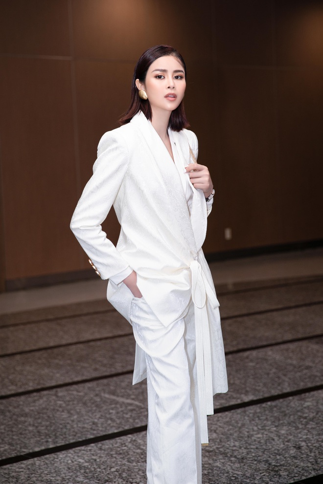 Sella Trương diện cả cây trắng cá tính đi xem triển lãm thời trang - Ảnh 6.