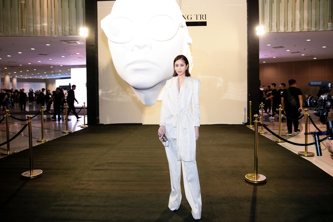 Sella Trương diện cả cây trắng cá tính đi xem triển lãm thời trang - Ảnh 1.