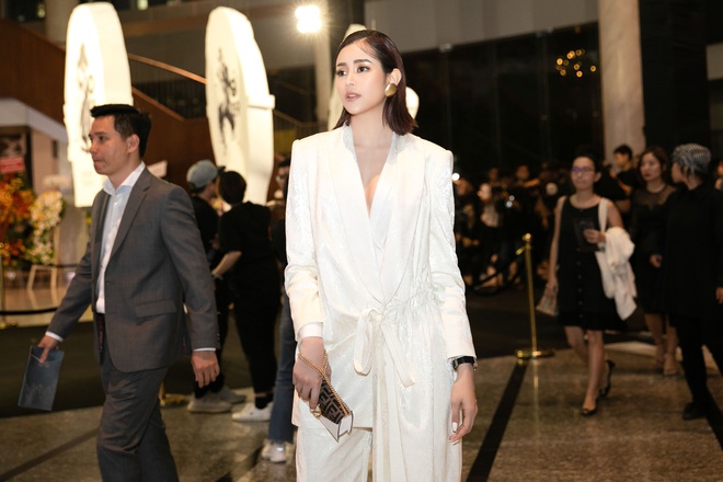 Sella Trương diện cả cây trắng cá tính đi xem triển lãm thời trang - Ảnh 2.
