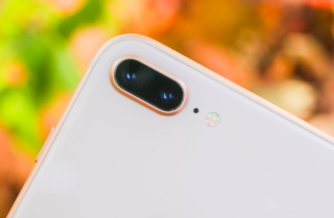 iPhone 8 Plus khoá mạng giá 5 triệu đồng gây sốt ở VN - Ảnh 1.