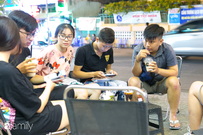 Quán cà phê “1 đô” lề đường bỗng nhiên trở thành cơn sốt ở Sài Gòn, mỗi đêm có hàng trăm người kéo tới ngồi xếp lớp dài cả chục mét - Ảnh 7.