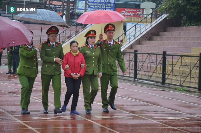 [Ảnh] Người dân đồng thanh la lớn khi Tòa tuyên 3 năm tù với bị cáo Bùi Thị Kim Thu  - Ảnh 7.