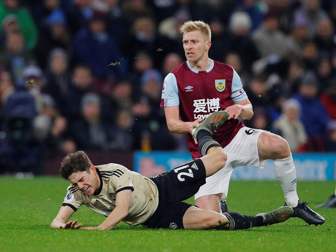  Chủ nhà Burnley tặng quà, Man United vào Top 5  - Ảnh 1.