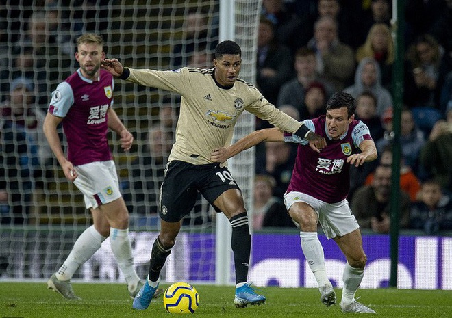  Chủ nhà Burnley tặng quà, Man United vào Top 5  - Ảnh 2.