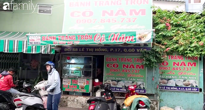 Hàng bánh tráng trộn lạ lùng giữa Sài Gòn của cô Năm, người đàn bà đầy nghị lực đứng lên sau đổ vỡ, bán bánh bán cả sự lạc quan yêu đời cho khách - Ảnh 1.