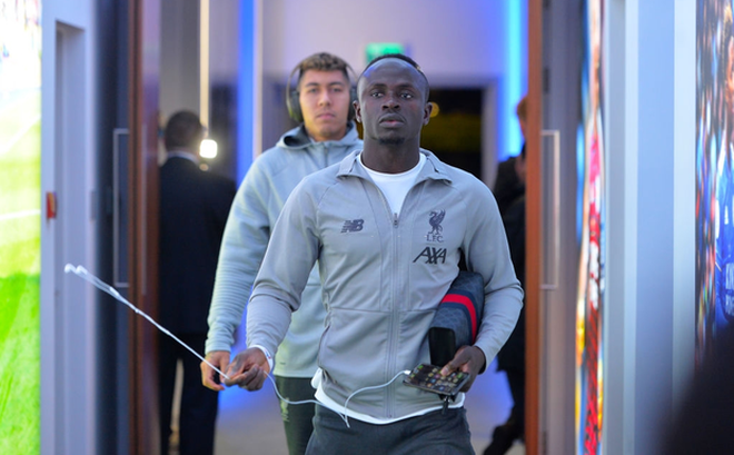 Giản dị như Sadio Mane, ngôi sao bóng đá rộng lượng nhất thế gian: Lương 12 tỉ mỗi tháng vẫn dùng điện thoại vỡ màn hình, miếng dán bong tróc nham nhở Giản dị như Sadio Mane, ngôi sao bóng đá rộng lượng nhất thế gian: Lương 12 tỉ mỗi tháng vẫn dùng điện thoại vỡ màn hình, miếng dán bong tróc nham nhở