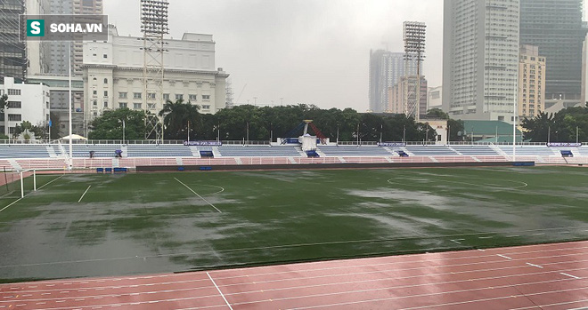 Sân bóng SEA Games ngập sũng nước trước giờ G, tiềm ẩn nguy cơ lớn cho U22 Việt Nam - Ảnh 6.