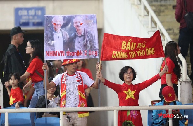 Những khoảnh khắc của bóng đá Việt Nam năm 2019: Ông Park cảm ơn bầu Đức! - Ảnh 5.