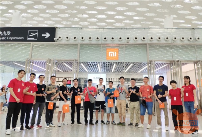 Khô máu với Huawei, Xiaomi mở cửa đồng loạt 100 cửa hàng tại Trung Quốc - Ảnh 1.