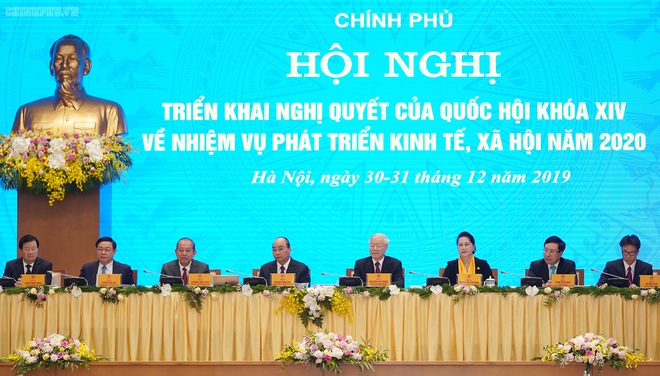 Thủ tướng Nguyễn Xuân Phúc: Các cấp không ra Hà Nội biếu quà, ùn ùn xe tới nhà lãnh đạo dịp Tết - Ảnh 1.