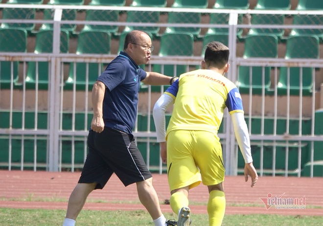 Thầy Park lại nổi nóng, cầu thủ U23 Việt Nam “xanh mặt” - Ảnh 1.