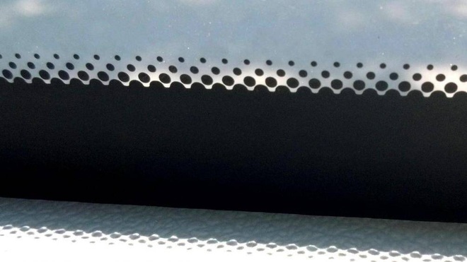 Những chấm đen nhỏ li ti trên kính ô tô có tác dụng gì? - Ảnh 1.