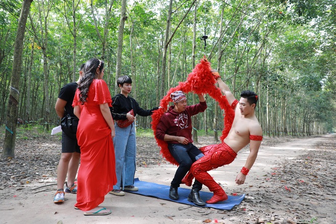 Bầu 7 tháng, vợ Quốc Cơ vẫn đi dép cao gót, cùng chồng treo mình trên cao để chụp ảnh mạo hiểm - Ảnh 2.