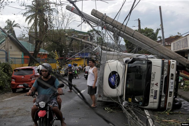 24h qua ảnh: Đường phố ngổn ngang sau siêu bão ở Philippines - Ảnh 2.