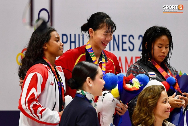 Ánh Viên tươi cười rạng rỡ, hạnh phúc vô cùng khi giành huy chương Vàng đầu tiên tại SEA Games 30. - Ảnh 13.