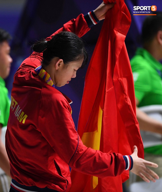 Ánh Viên tươi cười rạng rỡ, hạnh phúc vô cùng khi giành huy chương Vàng đầu tiên tại SEA Games 30. - Ảnh 9.