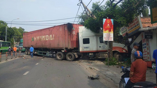 Xe container đâm đổ dải phân cách, lao vào đường ngược chiều, húc thẳng nhà dân - Ảnh 1.