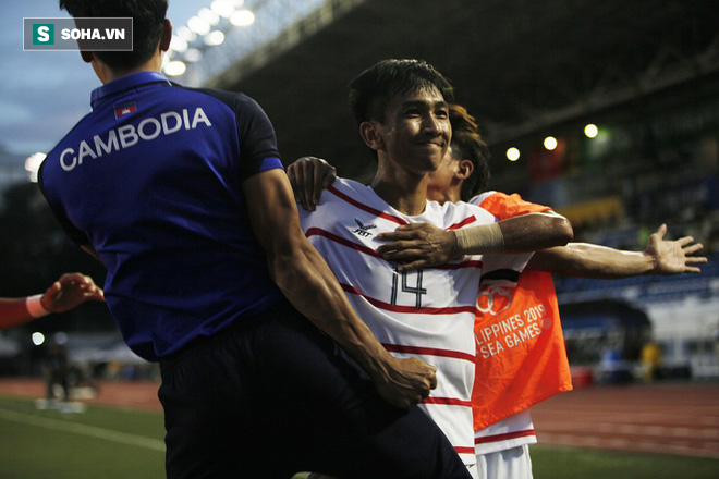 Cầu thủ Campuchia bật khóc, ăn mừng đầy cảm xúc sau chiến tích lịch sử tại SEA Games - Ảnh 1.