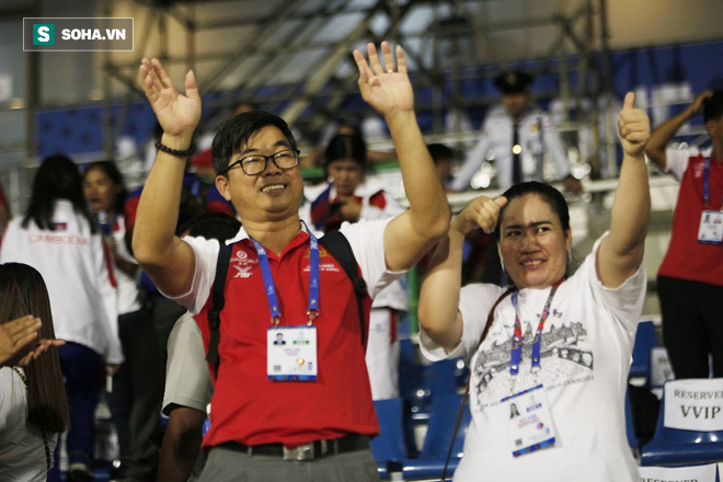 Cầu thủ Campuchia bật khóc, ăn mừng đầy cảm xúc sau chiến tích lịch sử tại SEA Games - Ảnh 7.
