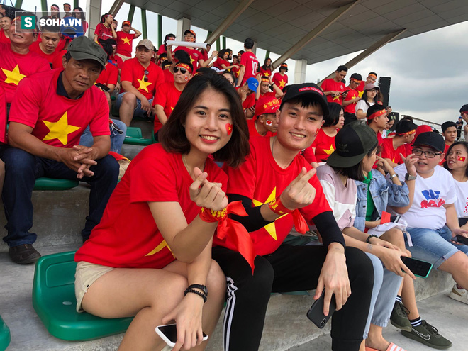 Fan Việt nhuộm đỏ SVĐ Binan, dự đoán chiến thắng áp đảo cho đội nhà - Ảnh 4.