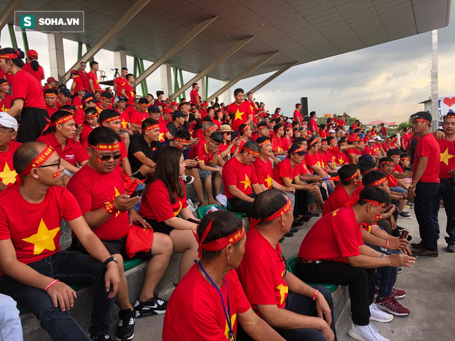 Fan Việt nhuộm đỏ SVĐ Binan, dự đoán chiến thắng áp đảo cho đội nhà - Ảnh 6.