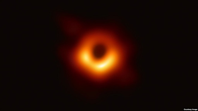 Phát hiện lỗ đen phá kỷ lục về khổi lượng, nặng hơn 40 tỷ lần so với mặt trời - Ảnh 1.