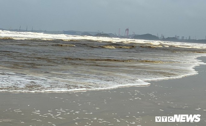 Cận cảnh biển Quảng Ngãi nhuốm màu đen nâu bất thường - Ảnh 1.