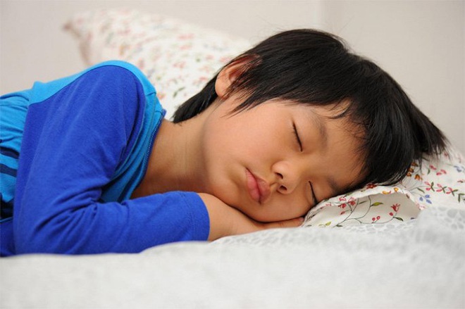 Trẻ khó phát triển chiều cao nếu có 3 thói quen này trước khi ngủ - Ảnh 2.