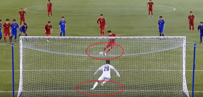 Dùng tiểu xảo để cản penalty của U22 Việt Nam, thủ môn Thái Lan bị trọng tài bắt thóp - Ảnh 2.