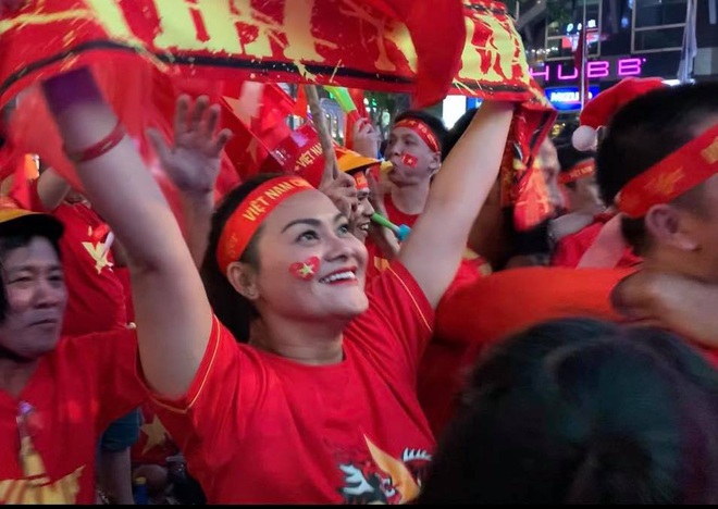 Người Sài Gòn nhảy múa ăn mừng U22 Việt Nam tiến dễ dàng vào chung kết - Ảnh 4.