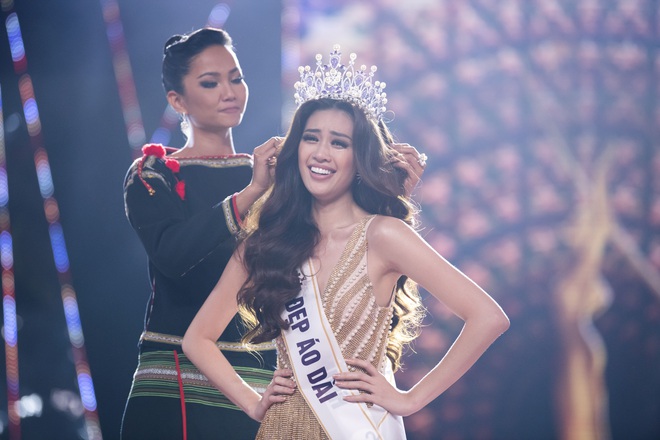 Nguyễn Trần Khánh Vân bật khóc nức nở trong giây phút đăng quang Hoa hậu Hoàn vũ Việt Nam 2019 - Ảnh 3.