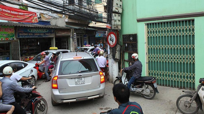 Kỹ thuật lái xe ô tô tránh va quệt khi đi vào ngõ nhỏ - Ảnh 2.