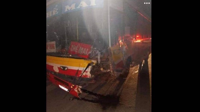 Tài xế ô tô con tử vong trong cabin sau cú đấu đầu xe khách ở Bắc Giang - Ảnh 1.