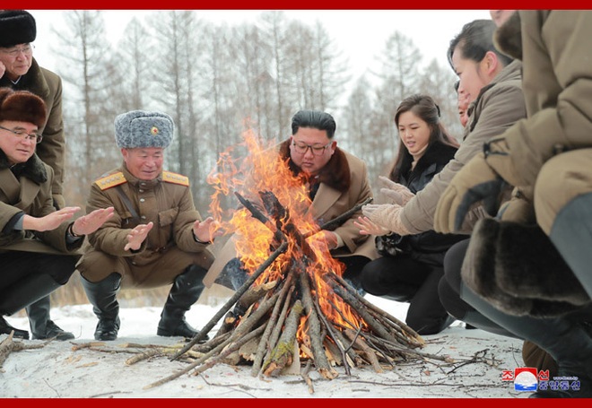 Ông Kim Jong Un hành động lãng mạn với phu nhân Ri Sol Ju, báo Hàn: Hoàn toàn khác thế hệ trước! - Ảnh 3.