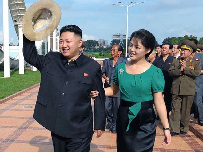 Ông Kim Jong Un hành động lãng mạn với phu nhân Ri Sol Ju, báo Hàn: Hoàn toàn khác thế hệ trước! - Ảnh 4.